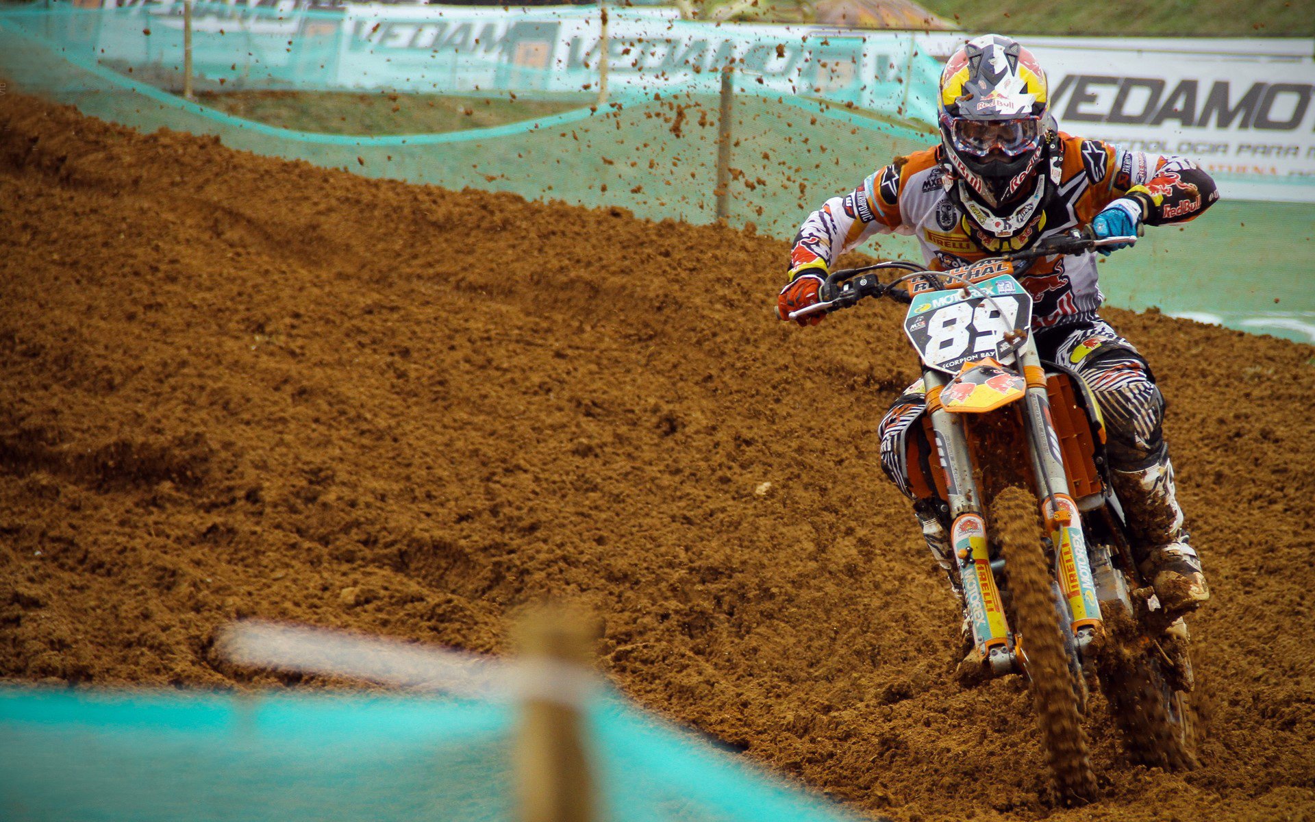 弗拉门戈中场调度精准，进攻转换流畅，弗拉门戈对竞技俱乐部