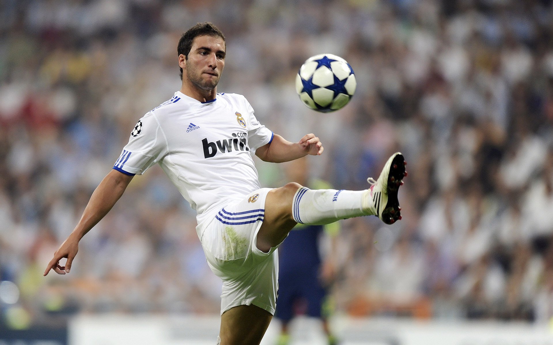 赫罗纳后场稳固逐步化解对手攻势，赫罗纳队服